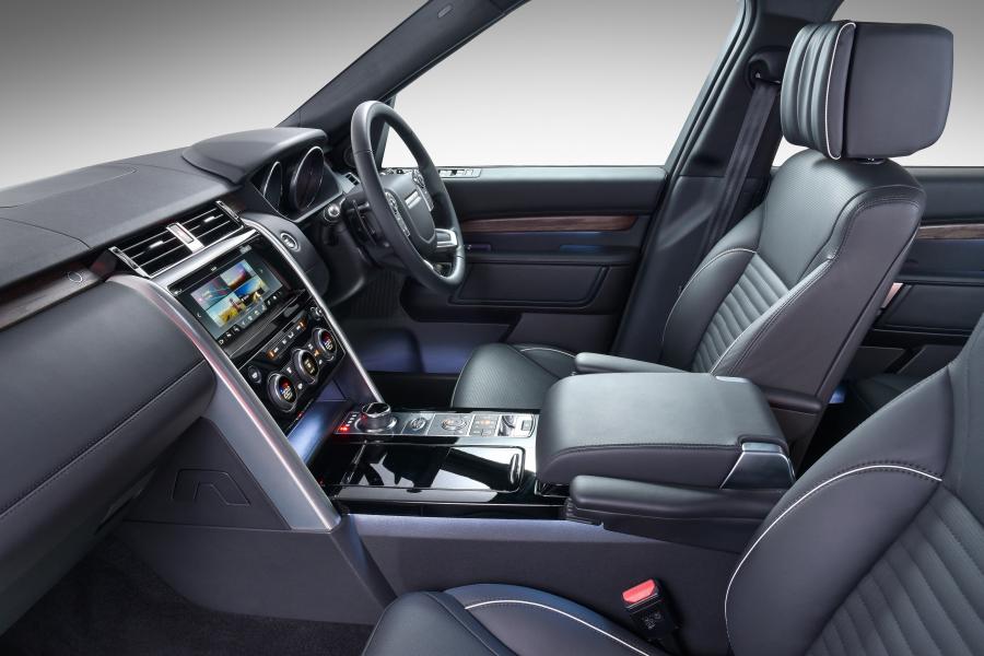 Интерьер Land Rover Discovery HSE Td6 2017 года  (ZA) (фото 18 из 25)
